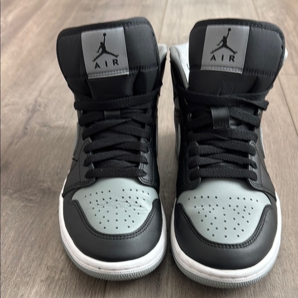 Air Jordans Women’s 1 Mid Black and Gray Size 7 - Picture 2 of 6